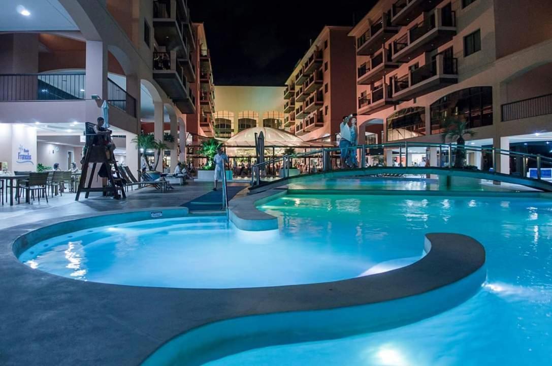Apto Pes Na Areia Em Hotel Jurere Beach Jurere Internacional Флорианополис Экстерьер фото